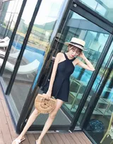 娇小可爱黑色连衣短裙美女海边度假村旅拍写真美图