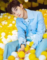 邢昭林蓝色牛仔套装写真图片 畅玩海洋球的照片帅气十足