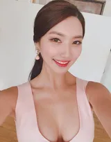 极品气质胸大的美女紧身包臀连衣裙性感自拍写真照片