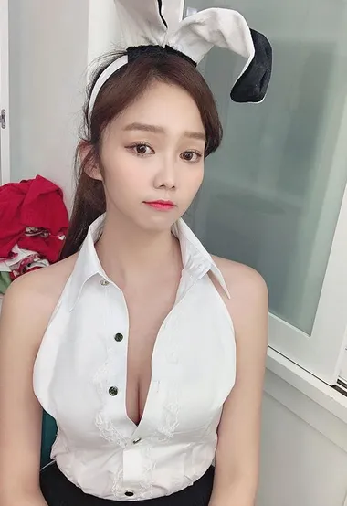 性感可爱丰满御姐九连拍美照 戴着兔耳朵的她古灵而精怪 – 高清 桌面壁纸 开放版权素材 免费下载 手机电脑通用背景图