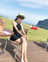 娇小可爱黑色连衣短裙美女海边度假村旅拍写真美图