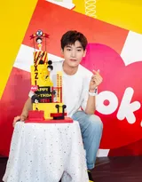 邢昭林蓝色牛仔套装写真图片 畅玩海洋球的照片帅气十足