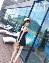 娇小可爱黑色连衣短裙美女海边度假村旅拍写真美图