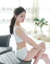 白背心，超短裤，丰满白皙性感美女健身衣私房写真