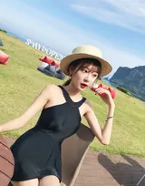 娇小可爱黑色连衣短裙美女海边度假村旅拍写真美图