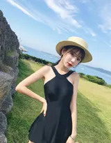 娇小可爱黑色连衣短裙美女海边度假村旅拍写真美图