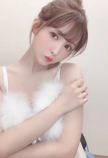 毛绒绒的性感吊带内衣，丸子头大眼美女可爱自拍美照 – 高清 桌面壁纸 开放版权素材 免费下载 手机电脑通用背景图