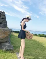 娇小可爱黑色连衣短裙美女海边度假村旅拍写真美图