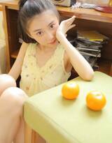 丸子头 美少女 爱吃橘子 穿着睡衣 短裤 沙发上的少女写真