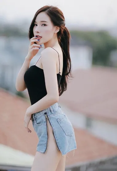 很有设计感的牛仔短裤，白皙美腿美女娇小可爱户外写真 – 高清 桌面壁纸 开放版权素材 免费下载 手机电脑通用背景图