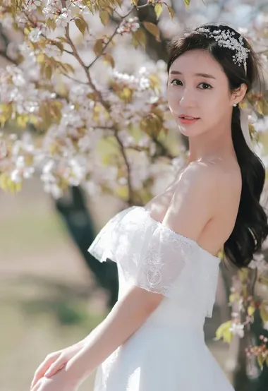 人比花娇，性感有气质 白色抹胸连衣裙美女桃花树下拍写真 – 高清 桌面壁纸 开放版权素材 免费下载 手机电脑通用背景