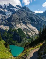 瑞士某傍山别墅的唯美景色，入目皆是郁郁葱葱的山山水水