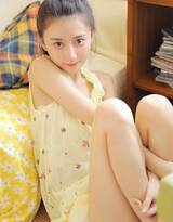 丸子头 美少女 爱吃橘子 穿着睡衣 短裤 沙发上的少女写真