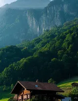 瑞士某傍山别墅的唯美景色，入目皆是郁郁葱葱的山山水水