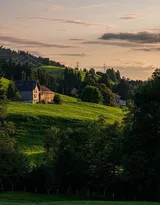 瑞士某傍山别墅的唯美景色，入目皆是郁郁葱葱的山山水水