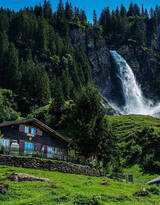 瑞士某傍山别墅的唯美景色，入目皆是郁郁葱葱的山山水水