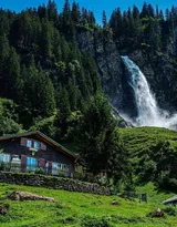 瑞士某傍山别墅的唯美景色，入目皆是郁郁葱葱的山山水水