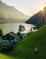 瑞士某傍山别墅的唯美景色，入目皆是郁郁葱葱的山山水水