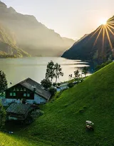 瑞士某傍山别墅的唯美景色，入目皆是郁郁葱葱的山山水水