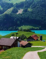 瑞士某傍山别墅的唯美景色，入目皆是郁郁葱葱的山山水水