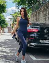 长发 街拍 路上 一辆车 紧身运动衣 韩国的长发气质美女