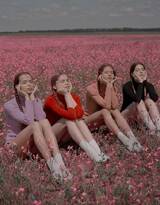 欧洲青春少女闺蜜四人组，在开满野花的山上唯美摄影照片