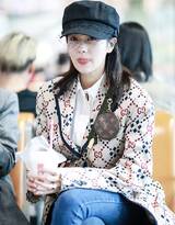 白鹿清新时尚日韩风机场美拍图片，浅浅笑容甜美可人