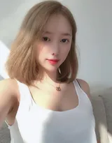 染发白皙漂亮美女六连拍，白色背心尽显好看的事业线