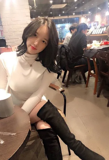 秀色可餐，餐厅里出现的丰满紧身衣裤美女生活照片 – 高清 桌面壁纸 开放版权素材 免费下载 手机电脑通用背景图