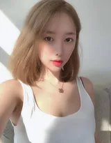 染发白皙漂亮美女六连拍，白色背心尽显好看的事业线