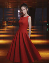 汤梦佳魅力中国红颜色连衣裙写真，灵动飘逸少女感满满