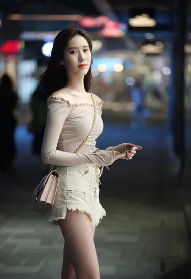 一回头就挪不动步了，街拍悠闲的秋衣牛仔短裤美腿美女 – 高清 桌面壁纸 开放版权素材 免费下载 手机电脑通用背景图