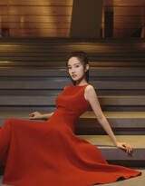 汤梦佳魅力中国红颜色连衣裙写真，灵动飘逸少女感满满