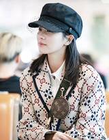 白鹿清新时尚日韩风机场美拍图片，浅浅笑容甜美可人