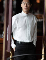 杨佑宁魅力成熟风写真，白衫黑裤尽显暖男本色