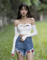 公园一角，穿着时尚的丰满美女，紧身抹胸衣搭配牛仔短裤