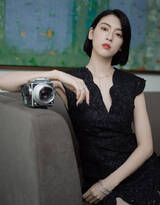 三吉彩花性感国风黑裙写真，短发夹耳优雅性感而迷人