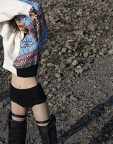 刘雯个性装扮海边逐浪写真，超短黑裤搭长筒水靴风格感人