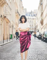 王梓薇短发造型亮相街头，白衣紫裙甜美怡人