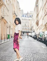 王梓薇短发造型亮相街头，白衣紫裙甜美怡人