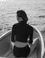 刘雯个性装扮海边逐浪写真，超短黑裤搭长筒水靴风格感人