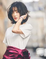 王梓薇短发造型亮相街头，白衣紫裙甜美怡人