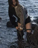 刘雯个性装扮海边逐浪写真，超短黑裤搭长筒水靴风格感人