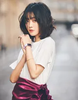 王梓薇短发造型亮相街头，白衣紫裙甜美怡人