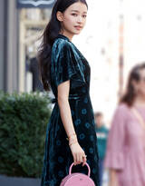 孙怡气质优雅拎包上街，蓝绿印花丝绒长裙着身，笑容迷人
