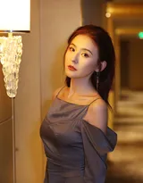 热依扎吊带露肩装连衣裙优雅气质性感图片