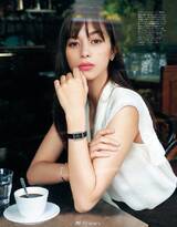 美女明星中条彩未杂志写真图片，佩戴手表尽显职场气质
