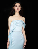 ​陈都灵上海时装周活动图片，性感抹胸长裙着身美艳动人