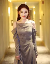 热依扎吊带露肩装连衣裙优雅气质性感图片