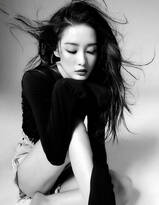 李沁梦幻光影黑白质感写真大片，黑衣短裤个性性感